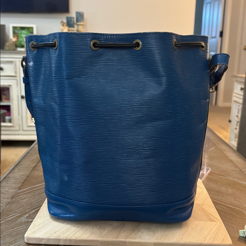 Louis Vuitton Epi Noé bucket bag in Toledo blue leather. - Picture 2 of 15